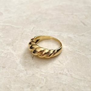 Croissant ring